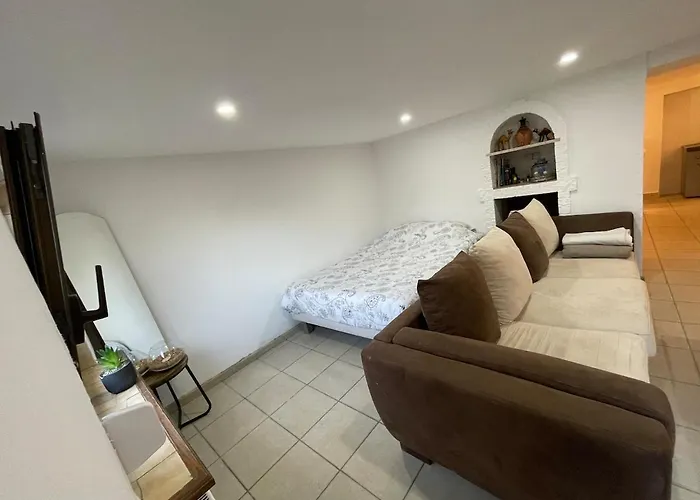 아파트 Cosy Avec Terrasse Jardin *